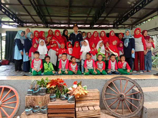 Kepala Sekolah & Guru bersama Para Wali Murid kelas Experiment
